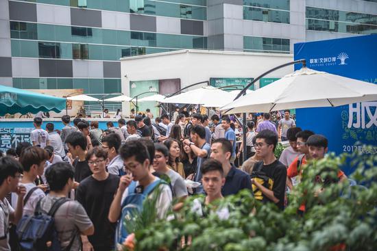 展现出更高 展现出更高