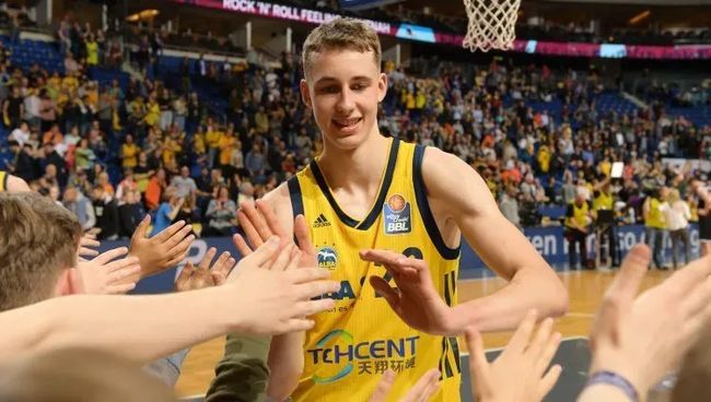 一名亚洲外 一名亚洲外